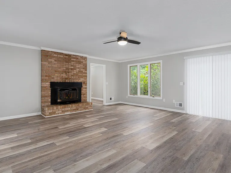400 Derby Ln #2 — Photo 4