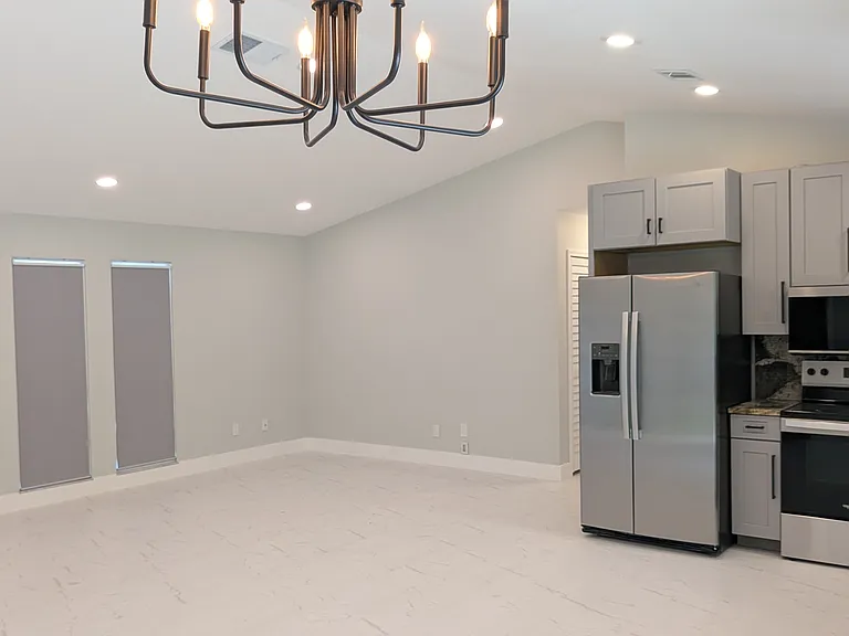 382 SW Voltair Ter — Photo 4