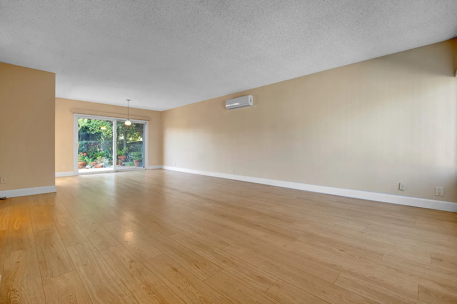 3 bed, 2.5 bath, 1400 sqft, $4,500 — Photo 4