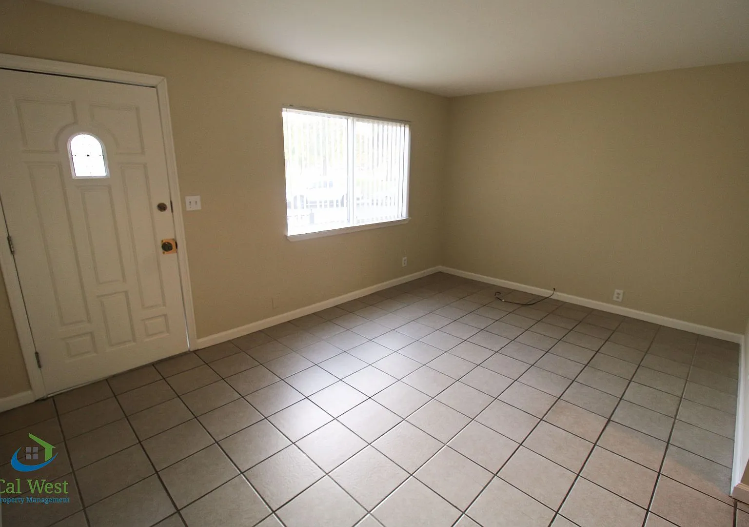 $2,895 2 Bedroom 1.5 Bath Bi-Level Town home — Photo 4