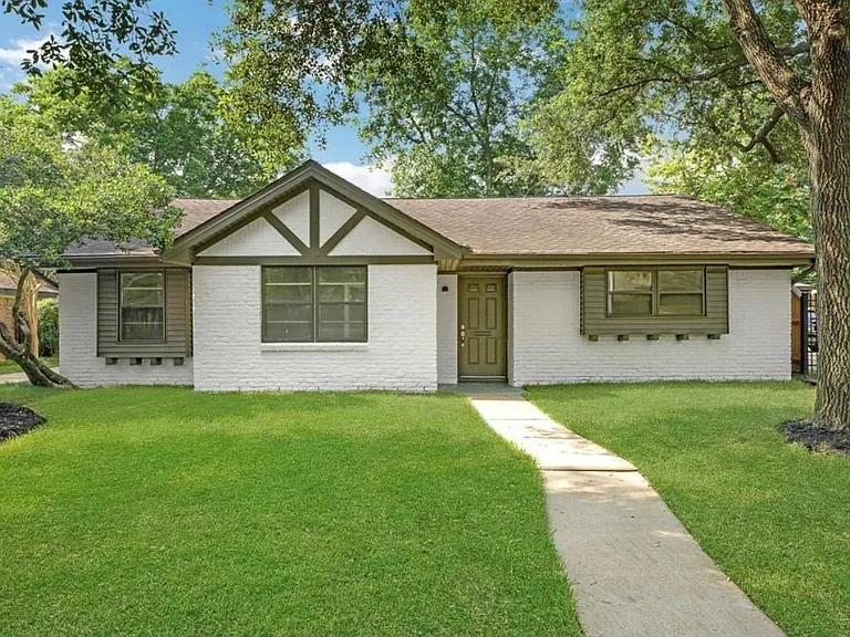 5822 Belrose Dr — Photo 1