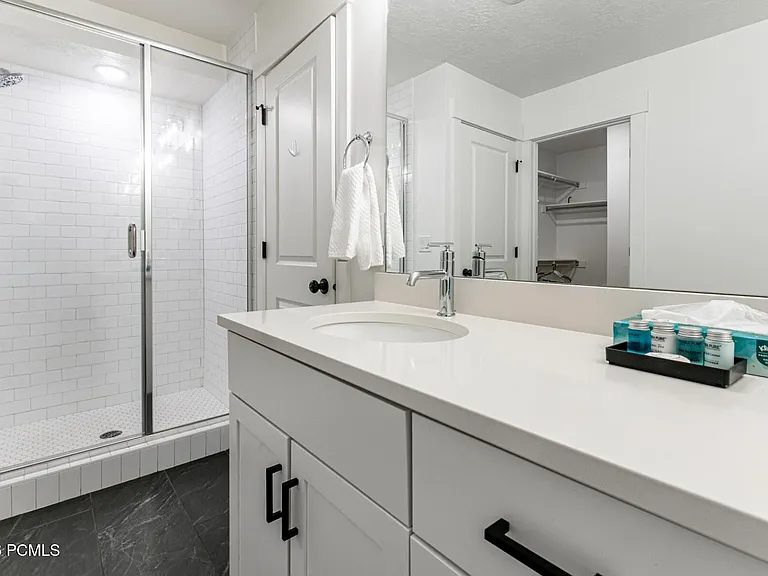 6885 Woods Rose Dr — Photo 23