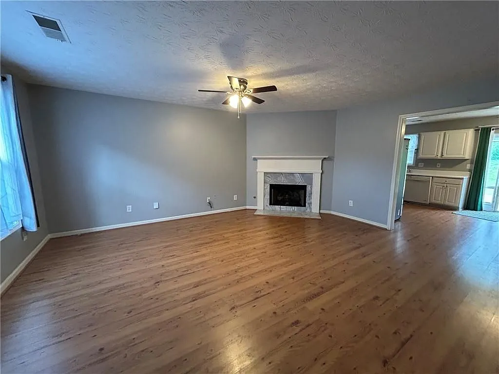 3 bed, 3.0 bath, 9148 sqft, $2,150 — Photo 2
