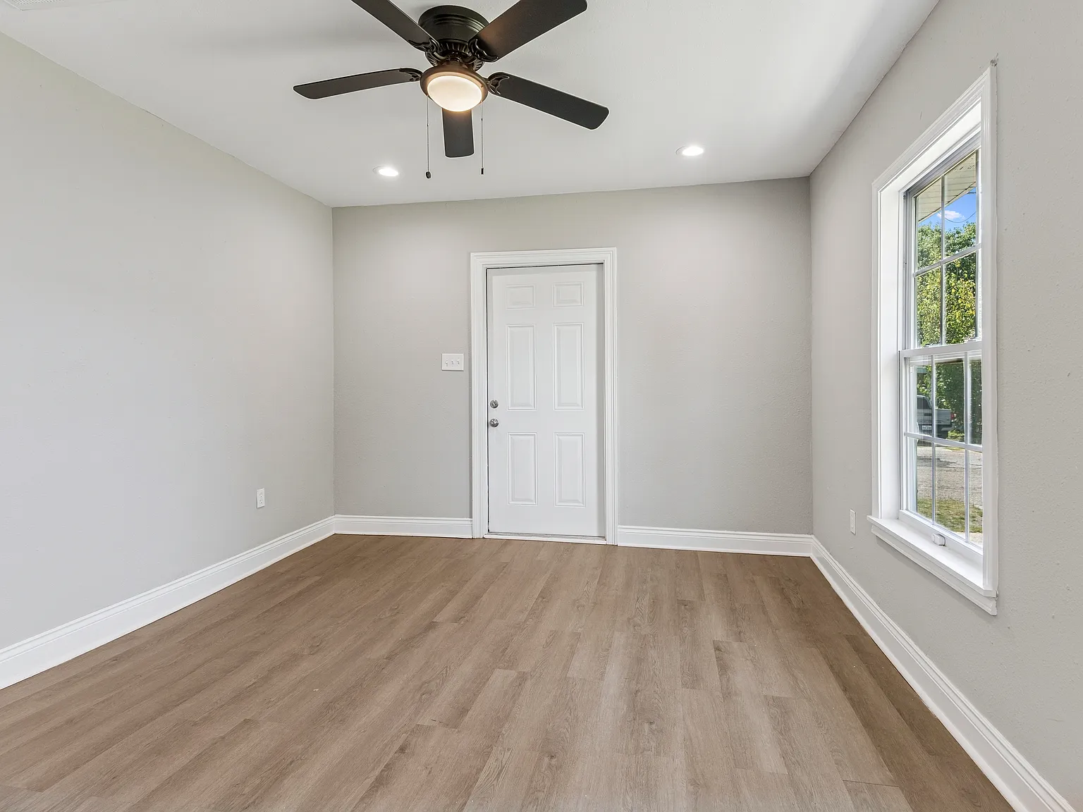 2 bed, 650 sqft, $1,595 — Photo 3