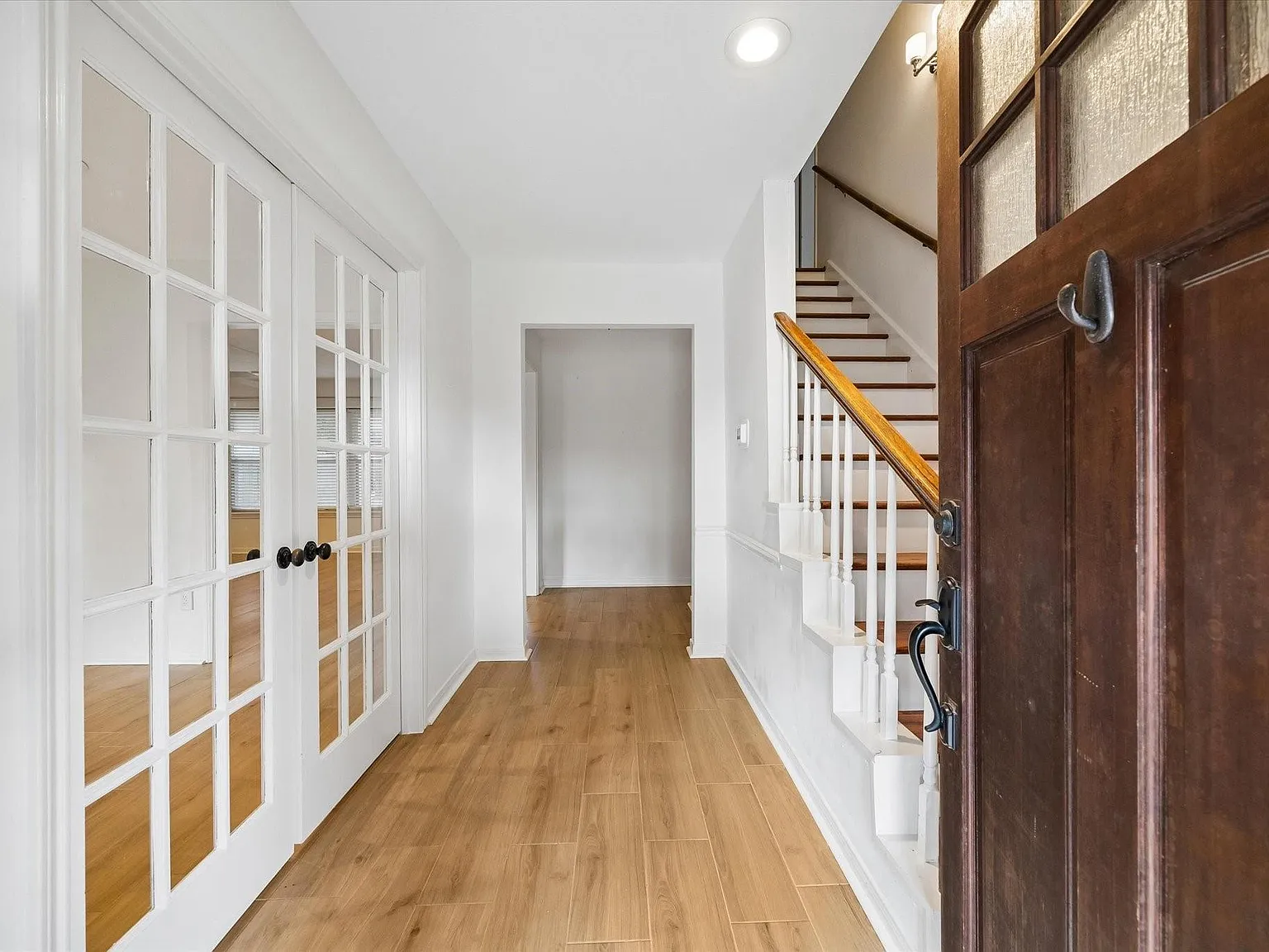 4 bed, 2.5 bath, 2463 sqft, $3,200 — Photo 2