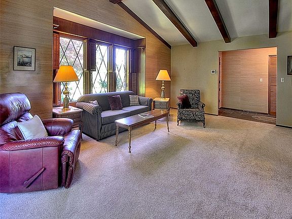 3rd image of 820 Maywood Ln