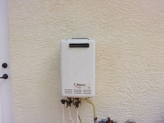 Tankless gas water heater