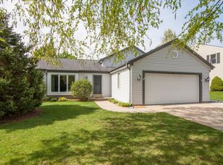 1239 Riverton Dr, Mukwonago, WI 53149