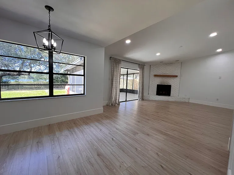 1352 Corner Oaks Dr — Photo 32