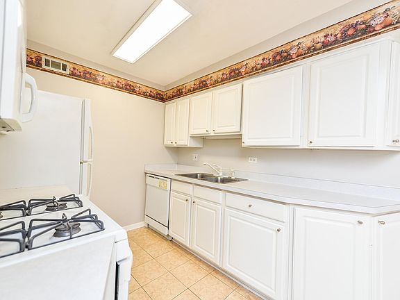 3rd image of 1531 N Windsor Dr APT 310