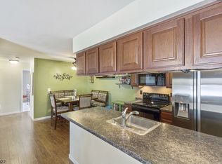 33 Bolton Ct, Somerset, NJ 08873