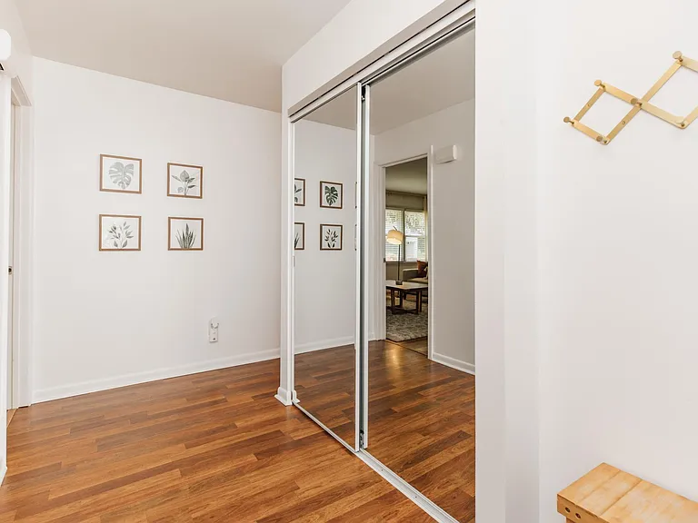 Entryway w/Welcome guide