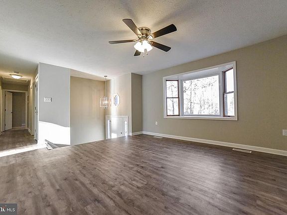 4th image of 27056 Julia Ct