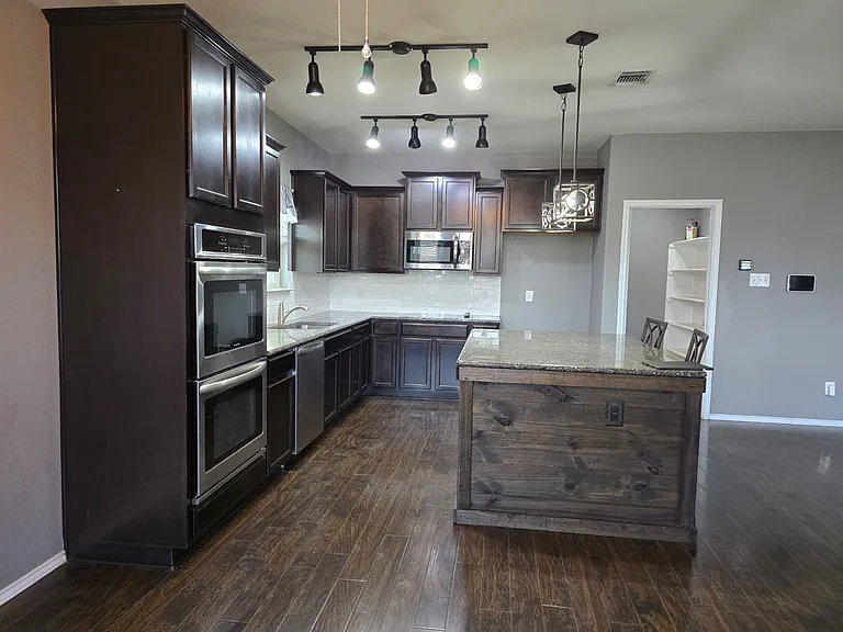 5561 Othello Dr — Photo 50