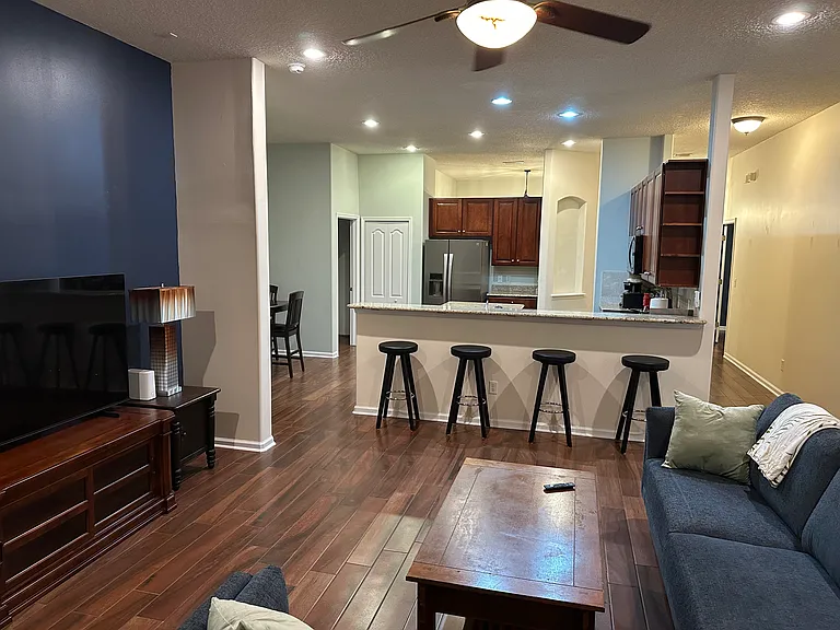 2037 Chaucer Ln — Photo 2