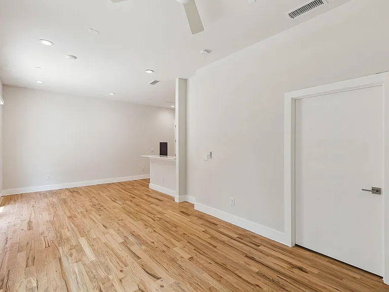 Guest House in Lakewood — Photo 18