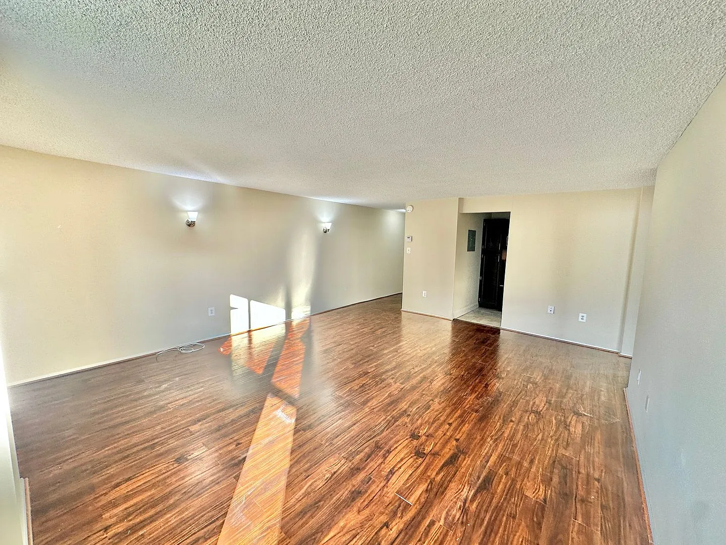 Dupont's Pulchritudinous Palladium 1 bedroom Condo w/ Balcony & Pool. All utilities included. — Photo 3