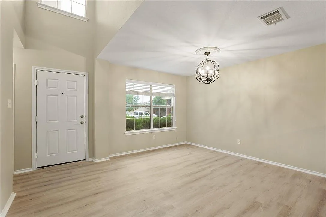 4 bed, 3.0 bath, 2450 sqft, $2,450 — Photo 4