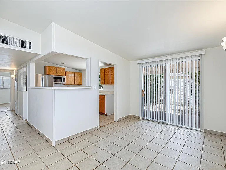104 N Douglas Ave — Photo 10