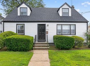 121 Sheridan Ave, Williston Park, NY 11596