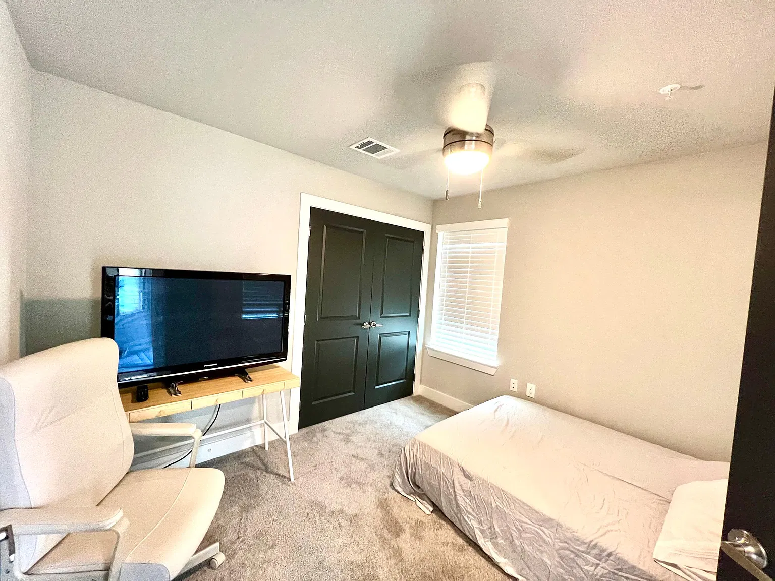 3 bed, 3.5 bath, 1988 sqft, $2,750 — Photo 2