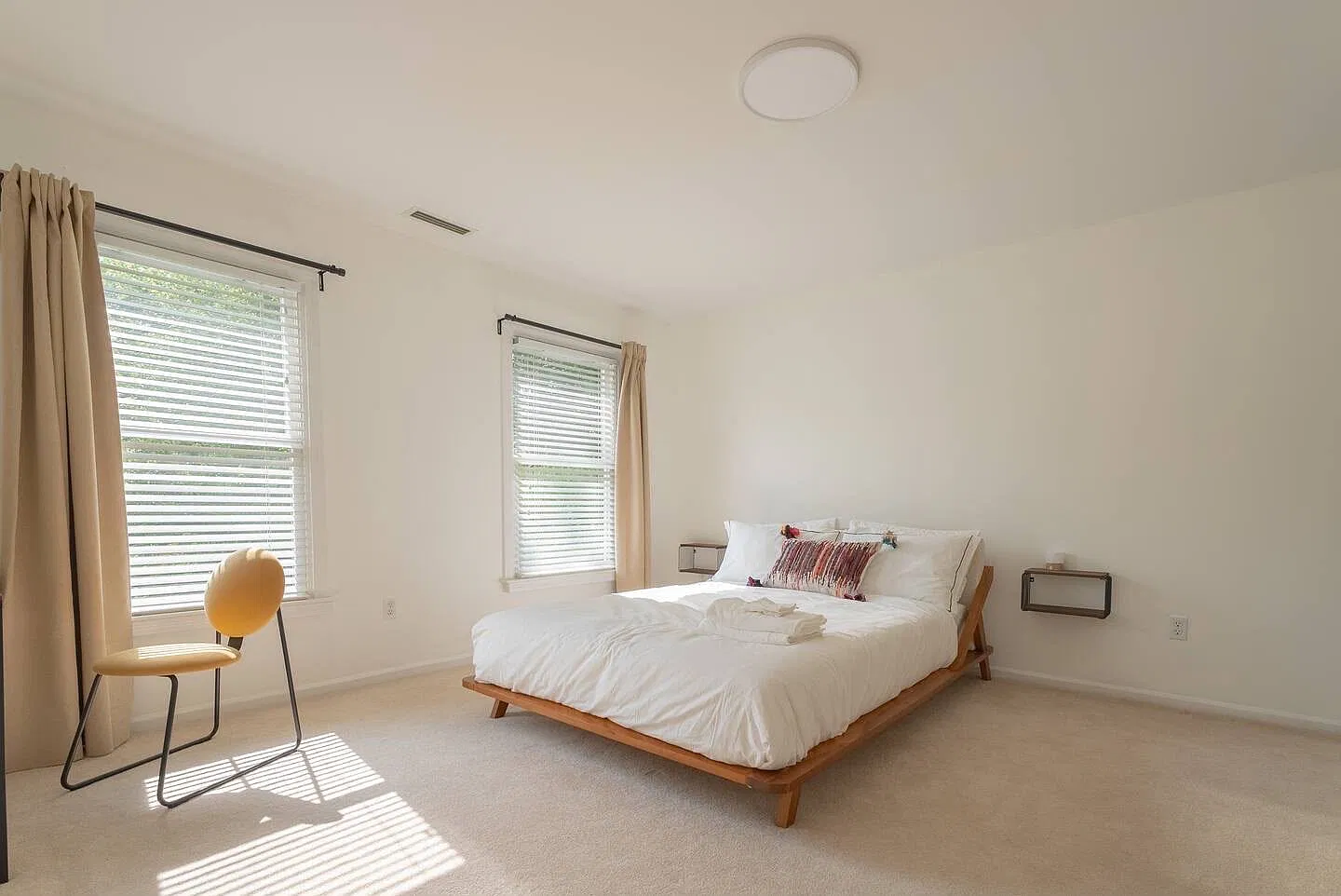 4 bed, 3870 sqft, $4,800 — Photo 2
