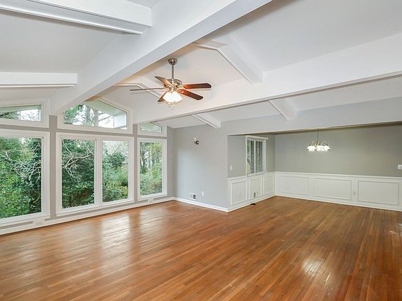 4th image of 594 Safari Cir