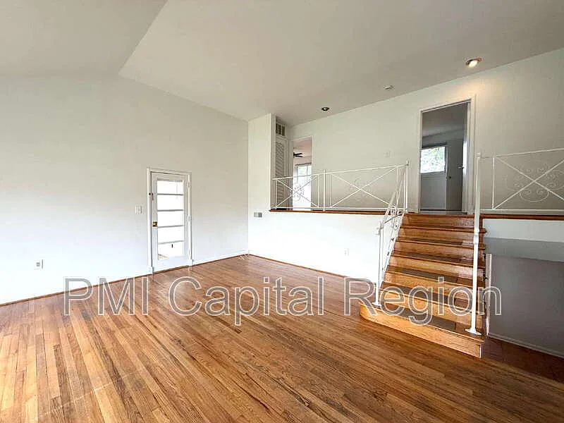 4 bed, 2.5 bath, 3400 sqft, $4,390 — Photo 2