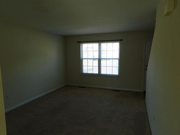 3rd image of 819 Woods Edge