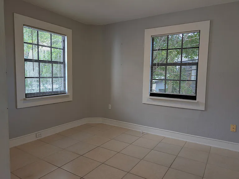122 E Esther St #B — Photo 5