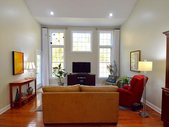 5th image of 53 Pondside Dr