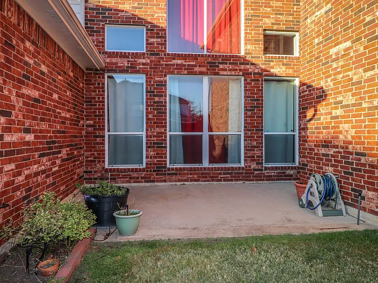 1183 Heathrow Dr — Photo 32