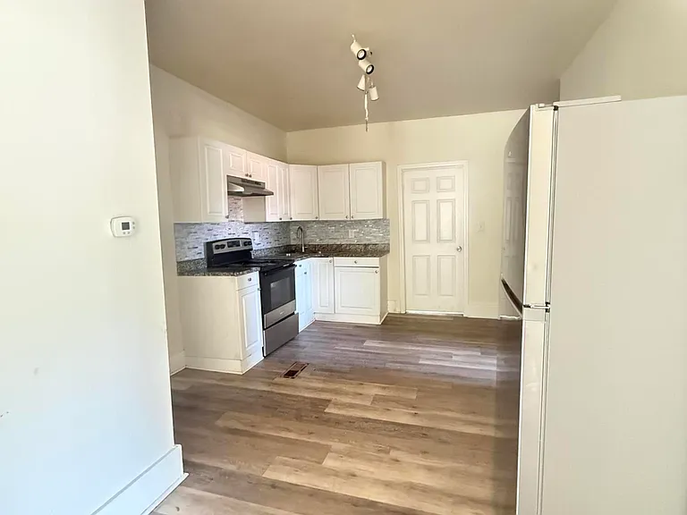1120 Weller Ave — Photo 3