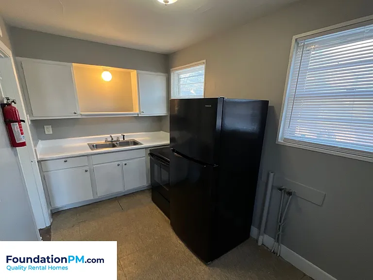 1570 Rebecca St — Photo 3