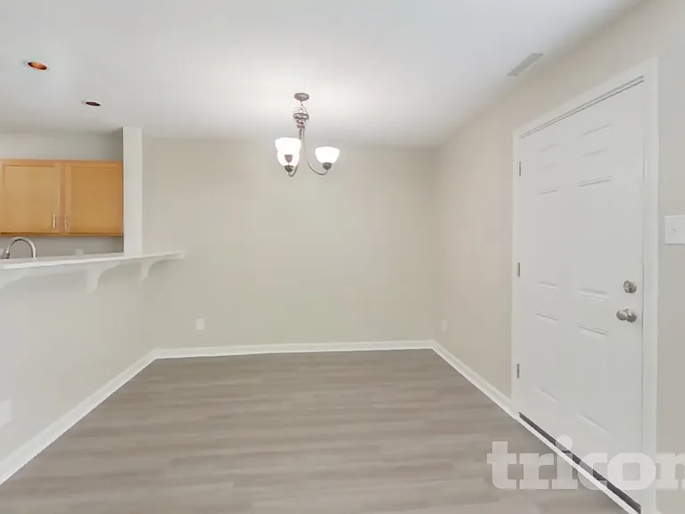 4525 Connaught East Dr — Photo 4