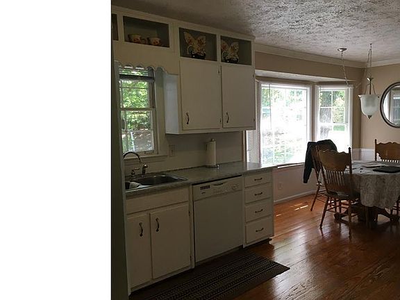 2nd image of 2856 Alamo Pl