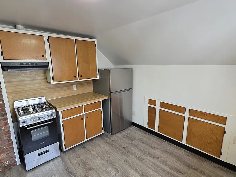 389 Bullocks Point 3rdflr 2b/1b Heatincluded Freshpaint Newfloors — Photo 2
