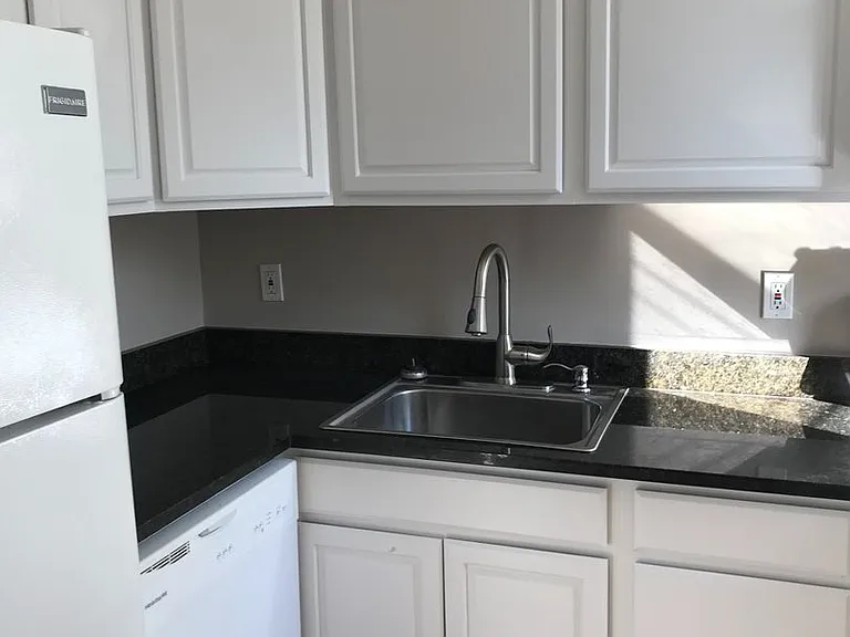 430 Greenfield Avenue — Photo 4
