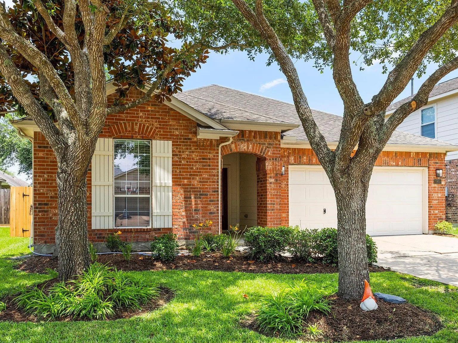 4 bed, 2.0 bath, 1940 sqft, $2,300 — Photo 2