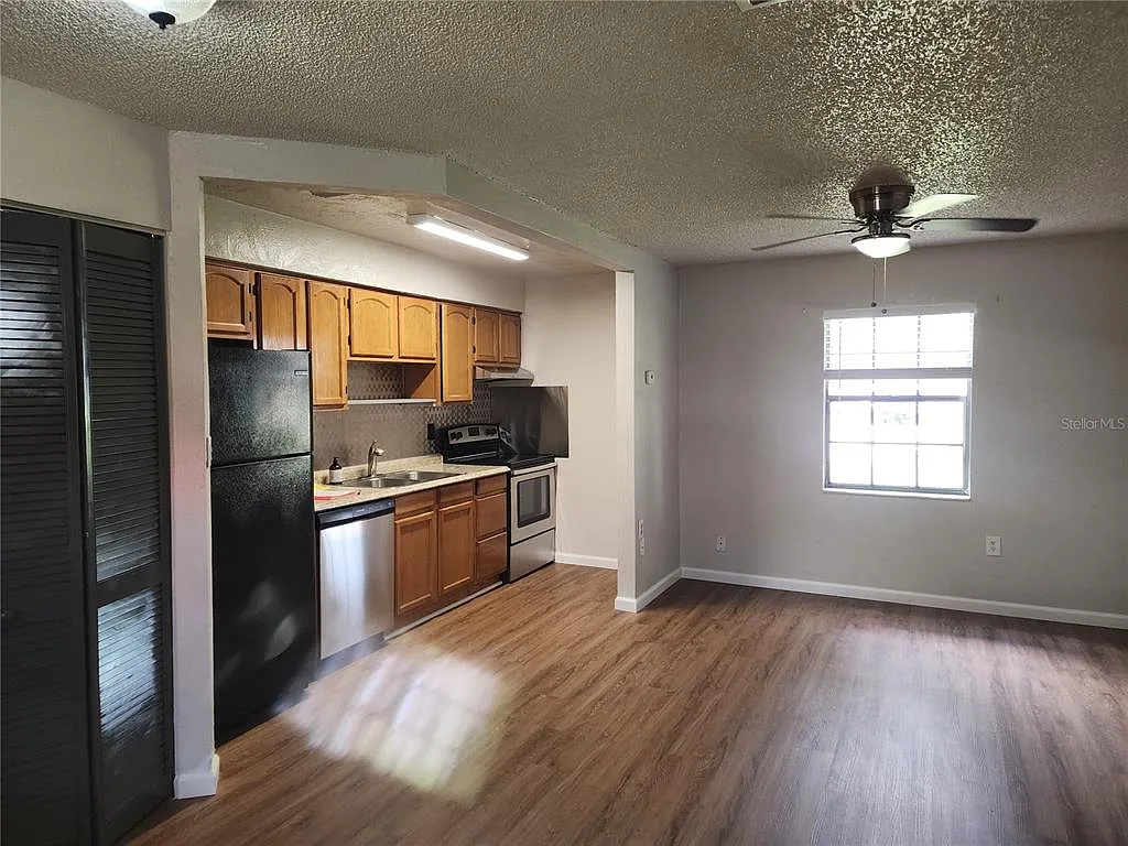 2 bed, 1.0 bath, 3264 sqft, $1,325 — Photo 3