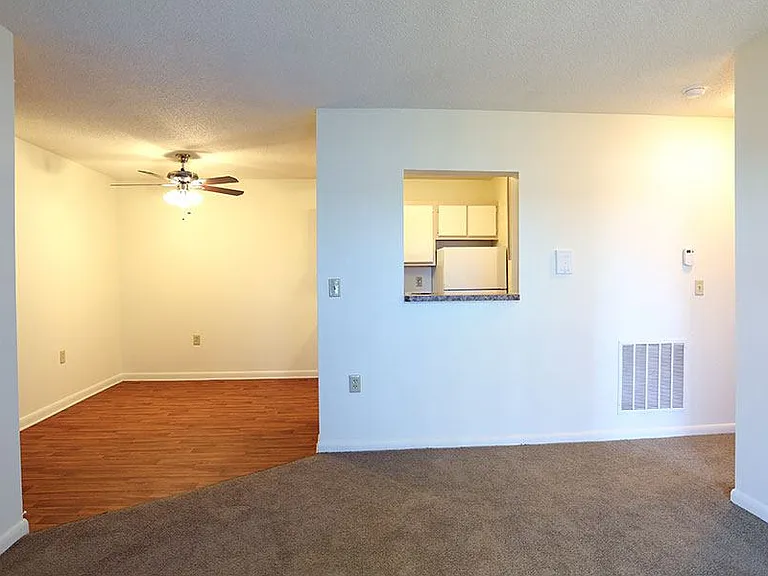 HUNTERS OAK APARTMENTS — Photo 8