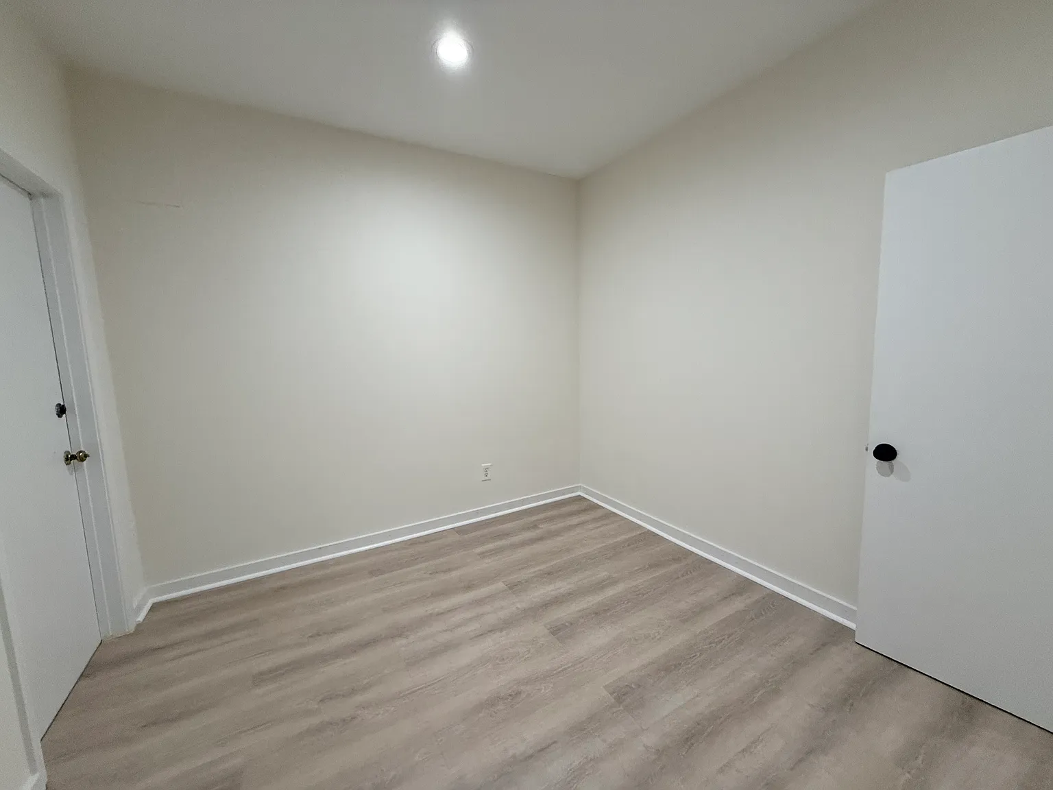 3 bed, 900 sqft, $4,900 — Photo 4