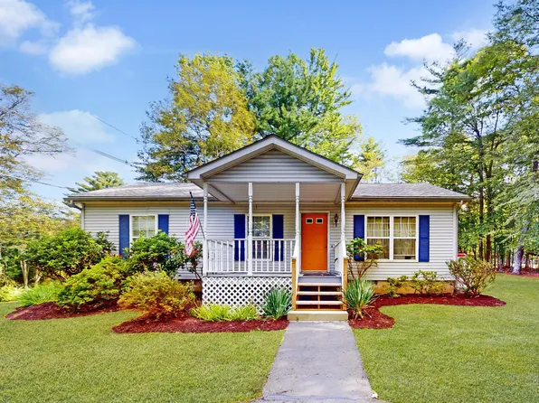 100 Carol Ct, Dingmans Ferry, PA 18328
