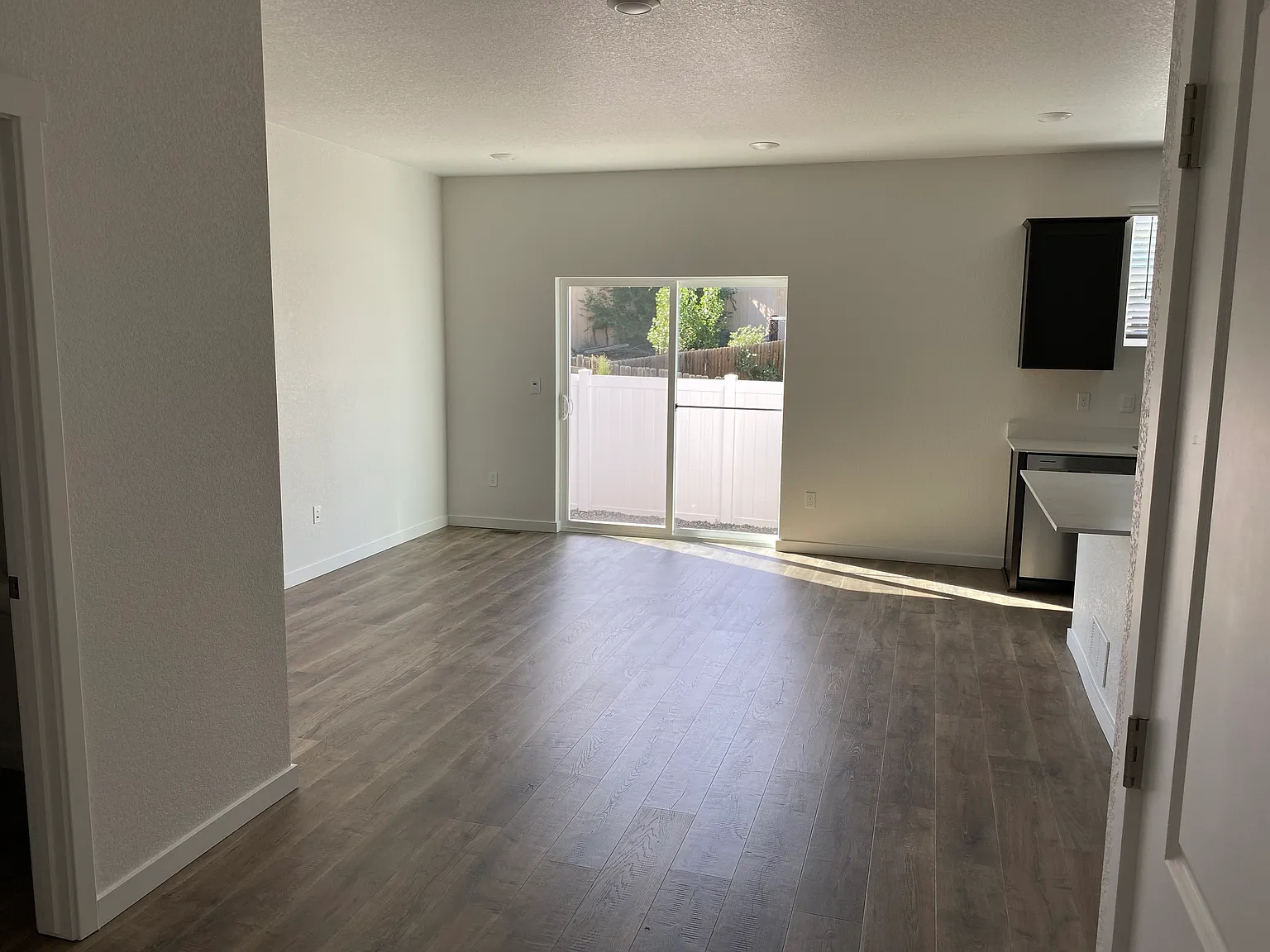 3 bed, 2.5 bath, 1476 sqft, $2,400 — Photo 3