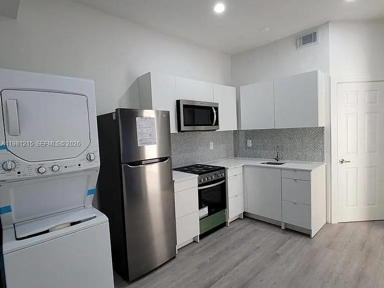 734 SW 4th St #6 — Photo 2