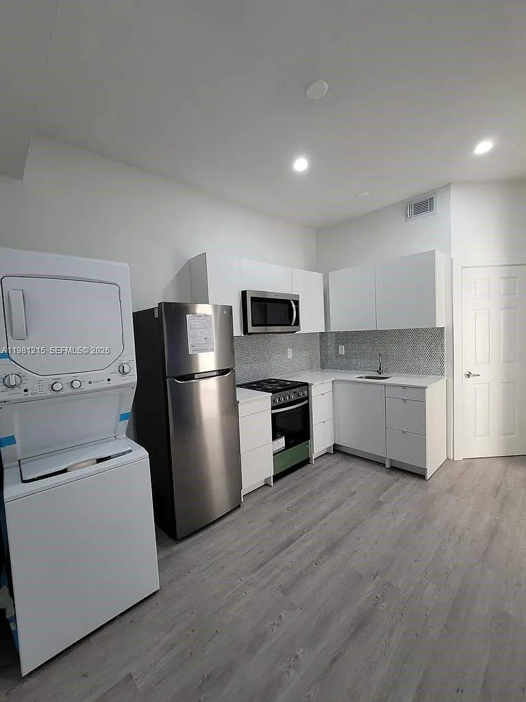 Building Photo - 734 SW 4th St #6