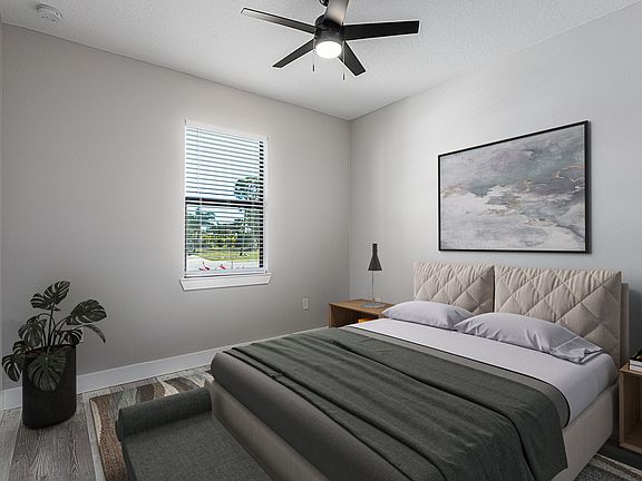 Middle bedroom furniture placement idea.