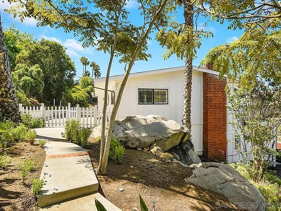 4th image of 1121 Loma Vista Way