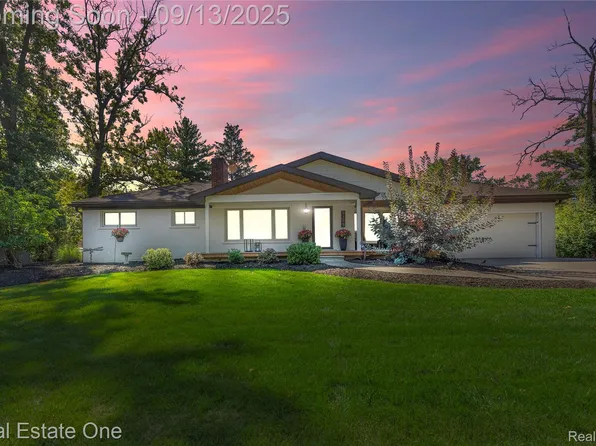 9175 Byromar Ln, Grosse Ile, MI 48138