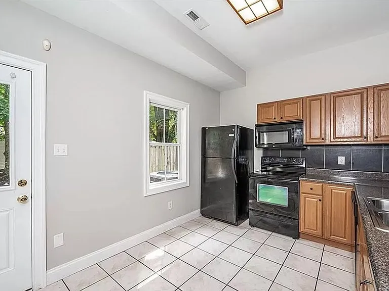 513 S Laurel St — Photo 12